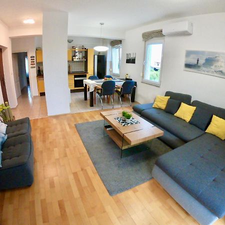 Sunny Apartment By The Beach Kaštel Štafilić Esterno foto