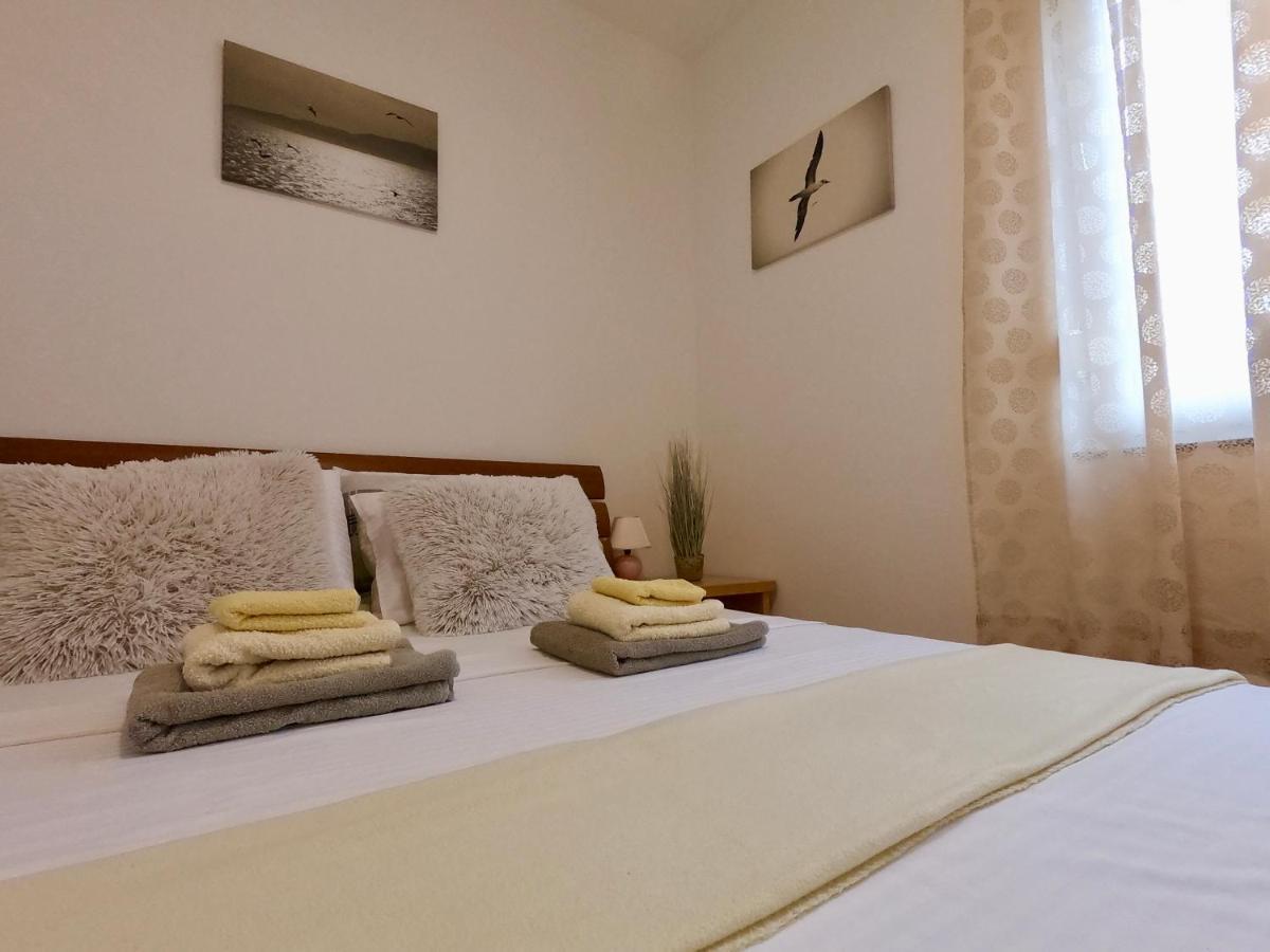 Sunny Apartment By The Beach Kaštel Štafilić Esterno foto