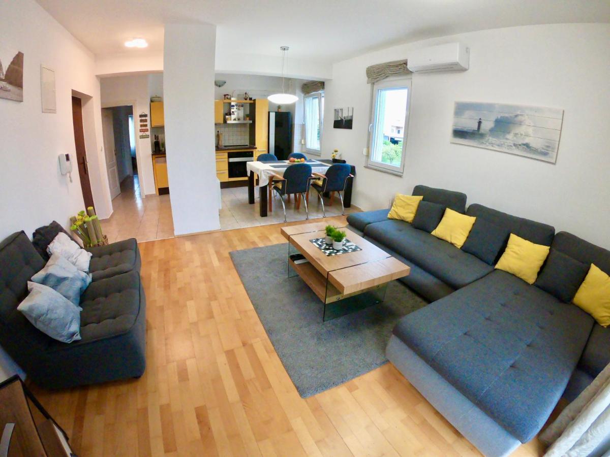 Sunny Apartment By The Beach Kaštel Štafilić Esterno foto