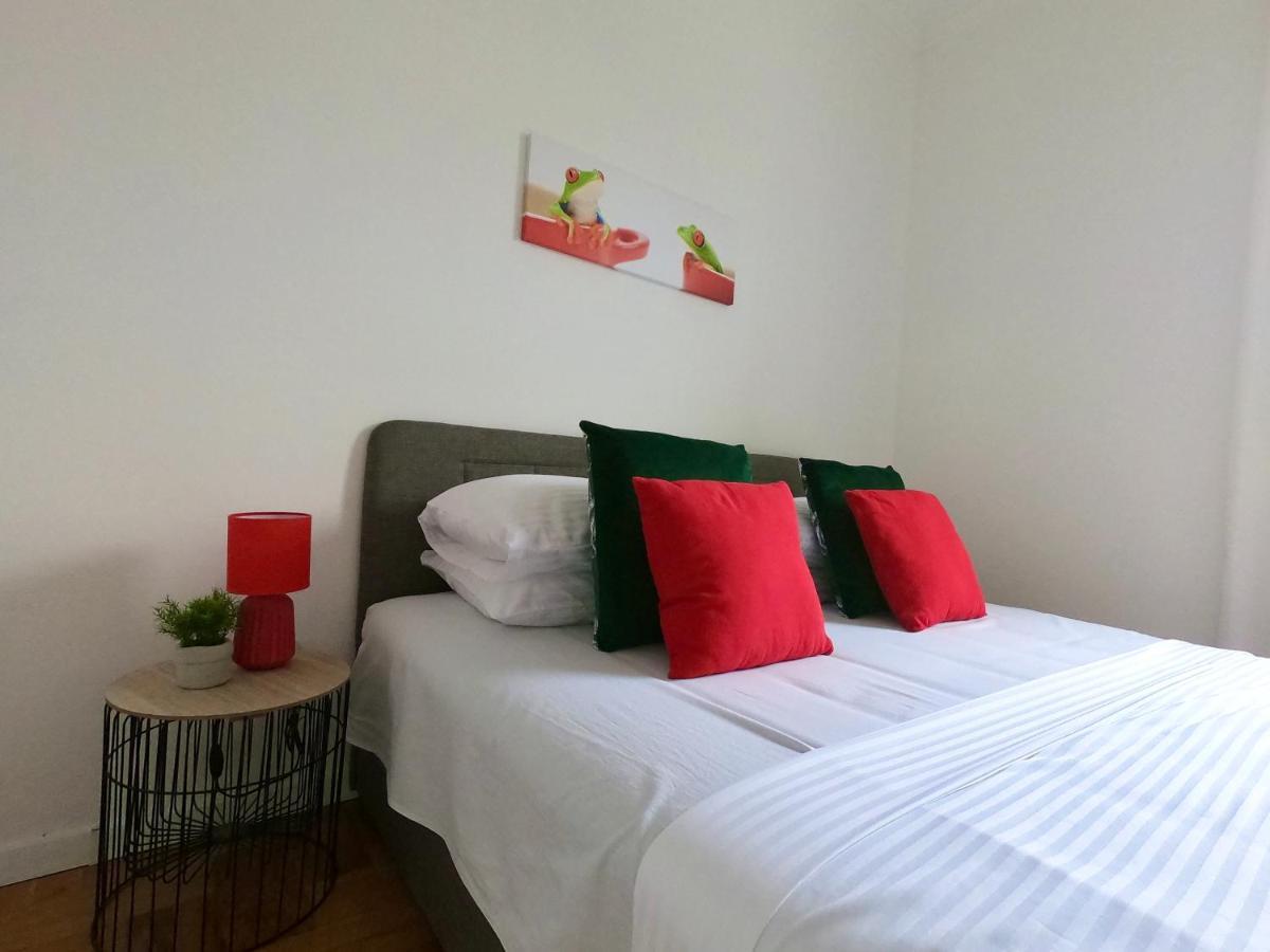 Sunny Apartment By The Beach Kaštel Štafilić Esterno foto