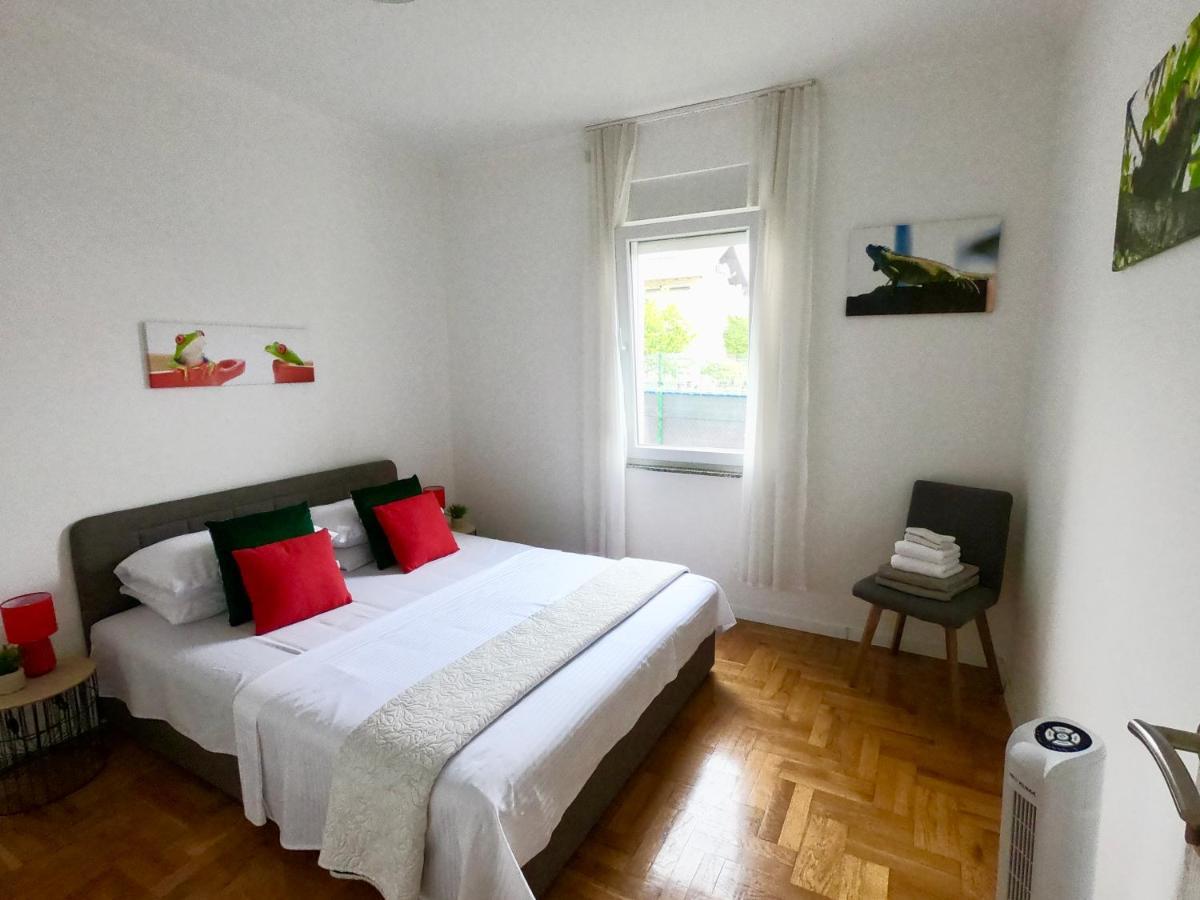 Sunny Apartment By The Beach Kaštel Štafilić Esterno foto
