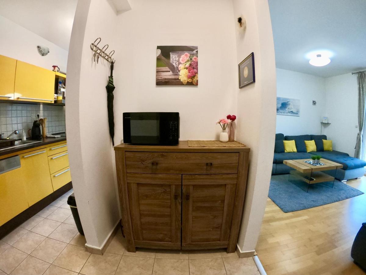 Sunny Apartment By The Beach Kaštel Štafilić Esterno foto